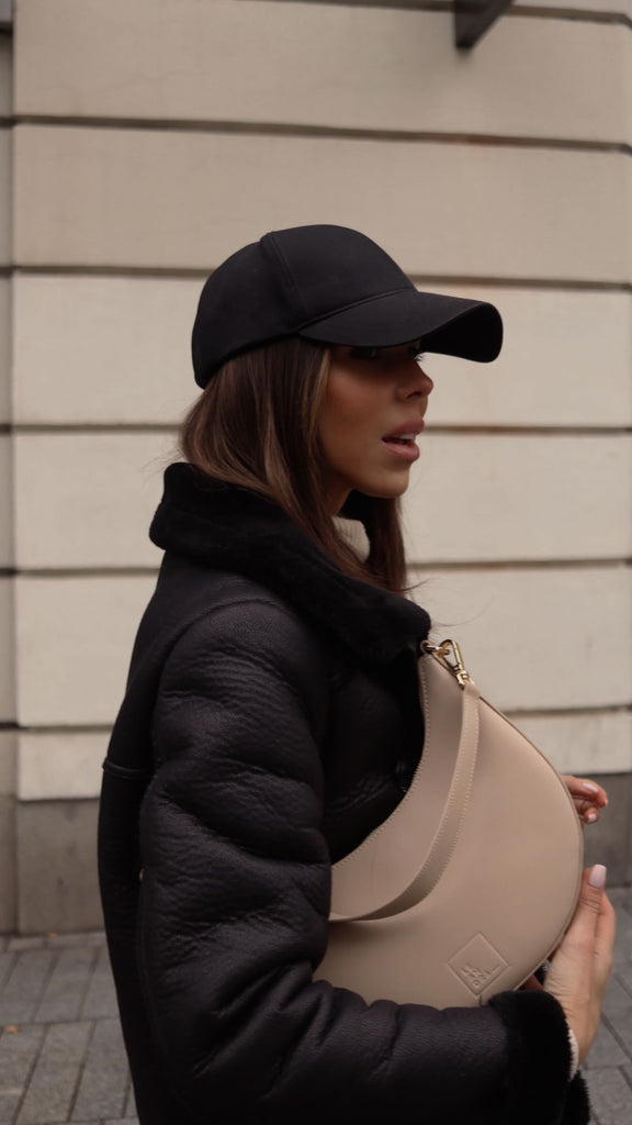 Judith Frontón con bolso media luna beige Leandra