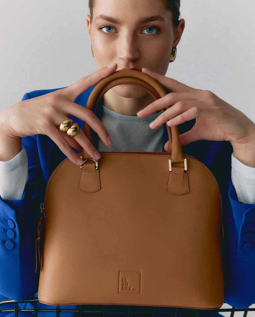 Bolso de mano de piel en color camel Leandra. Bolsos de piel a la venta en leandrabrand.com fabricados en Ubrique, España