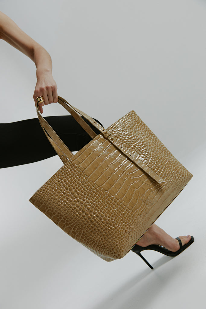 Imagen de modelo con bolso Shopping bag de piel grabada en coco color beige Leandra fabricado en Ubrique, España. Bolso tote a la venta en leandrabrand.com