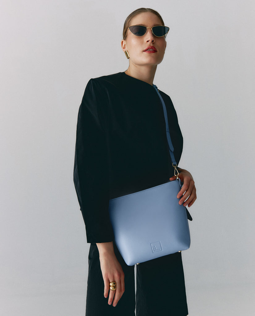 Imagen de modelo de bolso tote bag de piel color azul celeste  multiposición Leandra Fabricado en Ubrique, España 