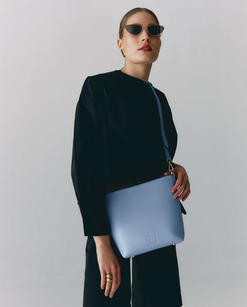 Imagen de modelo de bolso tote bag de piel color azul celeste  multiposición Leandra Fabricado en Ubrique, España 
