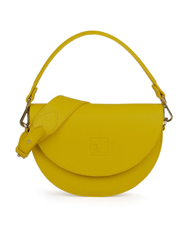 Imagen frontal de bolso tipo Saddle bag de piel con grano color amarillo mostaza Leandra